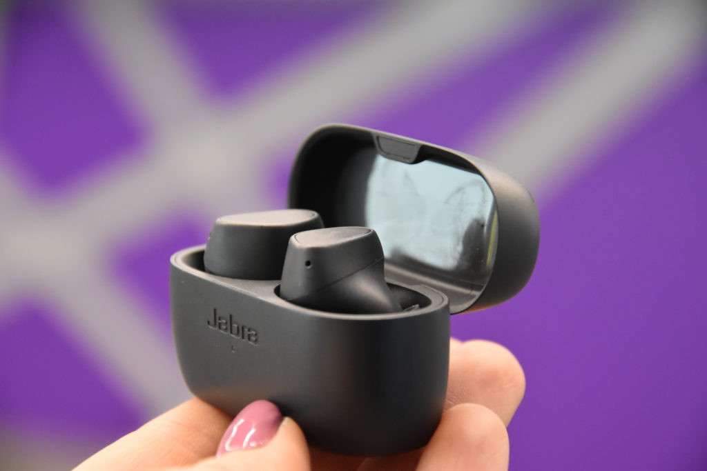 Jabra Elite 3 to słuchawki przeznaczone bardziej dla fanów grania czy biegania? Czy dobre brzmienie tym razem uda się połączyć ze sportowymi wymaganiami?